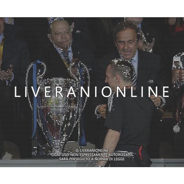 firo CALCIO SPORT Fu§ball Fussball 22.05.2010 Champions League Finale BAYERN MONACO INTER FC Bayern MŸnchen - Inter Mailand, 0:2 Champions League Sieger Inter Mailand nella foto la coppa - Franck Ribery ph:firosportfoto/ALDO LIVERANI ITALY ONLY