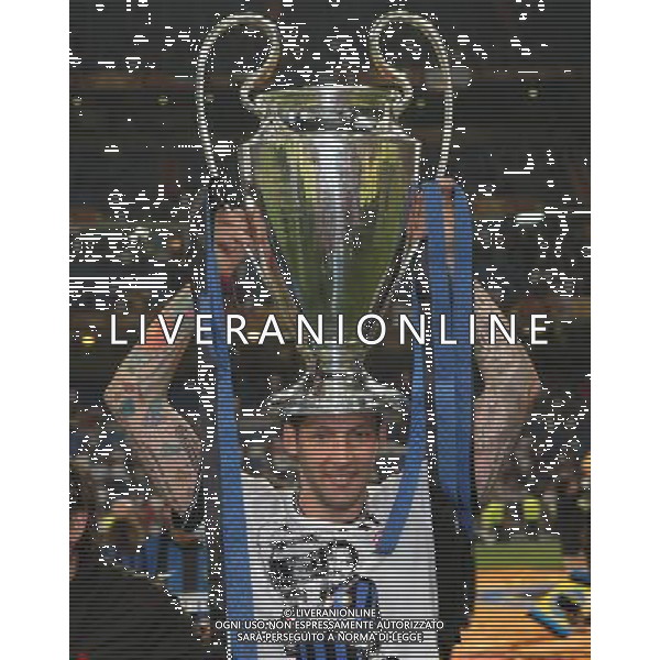 firo CALCIO SPORT Fu§ball Fussball 22.05.2010 Champions League Finale BAYERN MONACO INTER FC Bayern MŸnchen - Inter Mailand, 0:2 Champions League Sieger Inter Mailand nella foto Marco Materazzi CON LA COPPA ph:firosportfoto/ALDO LIVERANI ITALY ONLY