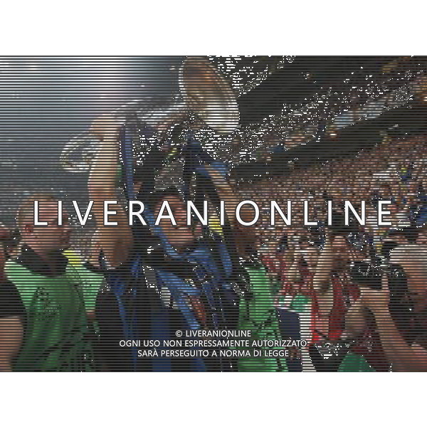 firo CALCIO SPORT Fu§ball Fussball 22.05.2010 Champions League Finale BAYERN MONACO INTER FC Bayern MŸnchen - Inter Mailand, 0:2 Champions League Sieger Inter Mailand nella foto Javier Zanetti CON LA COPPA ph:firosportfoto/ALDO LIVERANI ITALY ONLY