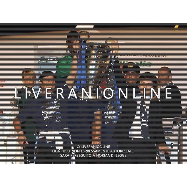 MALPENSA (VA) 23/5/2010 AEROPORTO DI MALPENSA TERMINAL 2 IL RIENTRO DELLA SQUADRA DELL\' INTER DOPO LA CONQUISTA DELLA COPPA DELLA CHAMPIONS LEAGUE NELLA FOTO FOTO ROMANO/AG ALDO LIVERANI