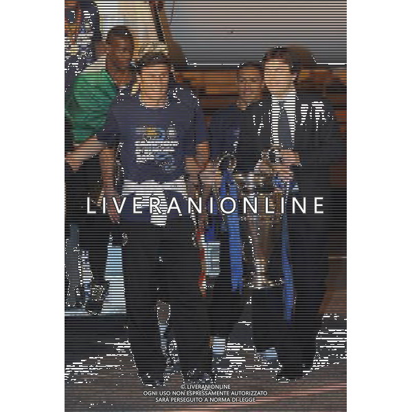 MALPENSA (VA) 23/5/2010 AEROPORTO DI MALPENSA TERMINAL 2 IL RIENTRO DELLA SQUADRA DELL\' INTER DOPO LA CONQUISTA DELLA COPPA DELLA CHAMPIONS LEAGUE NELLA FOTO FOTO ROMANO/AG ALDO LIVERANI