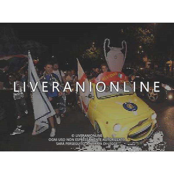 MILANO 22/5/2010 TIFOSI DELL\' INTER FESTEGGIANO IN PIAZZA CASTELLO FOTO ROMANO/AG ALDO LIVERANI