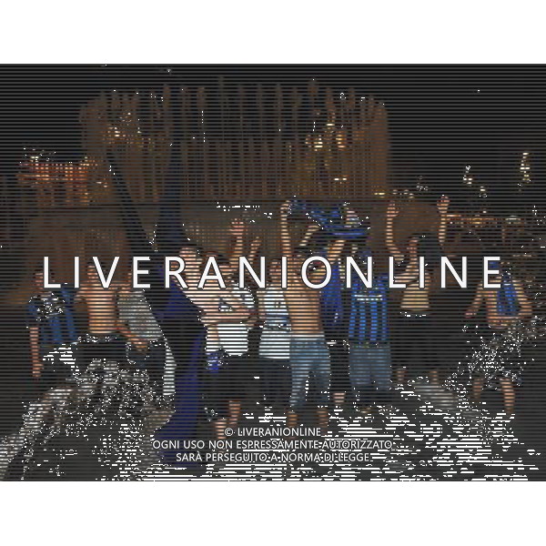 MILANO 22/5/2010 TIFOSI DELL\' INTER FESTEGGIANO IN PIAZZA CASTELLO FOTO ROMANO/AG ALDO LIVERANI