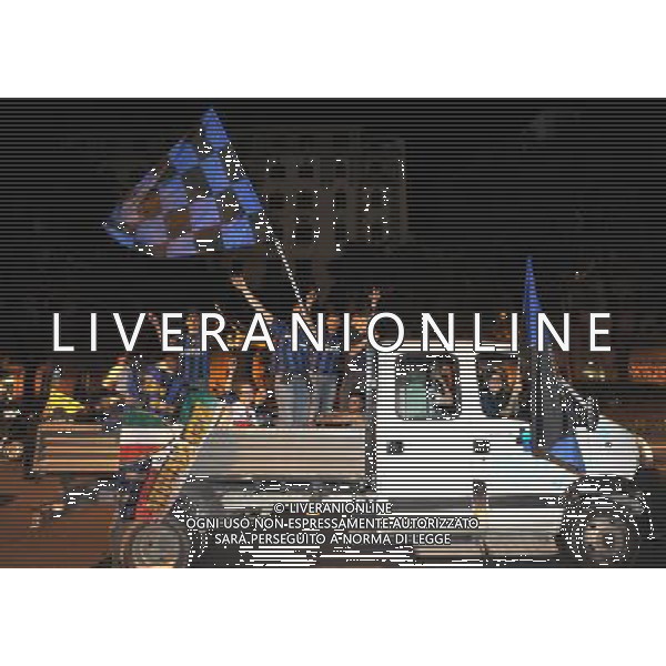 MILANO 22/5/2010 TIFOSI DELL\' INTER FESTEGGIANO IN PIAZZA CASTELLO FOTO ROMANO/AG ALDO LIVERANI