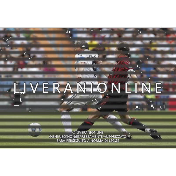 Madrid (30/05/10).- Estadio Santiago Bernabeu. Corazon Classic Match 2010 Real Madrid Veteranos 4- Milan Glorie 3 Carlos Alonso Santillana y Franco Baresi. Photo: Alex Cid-Fuentes/ ALFAQUI ©AG . ALDO LIVERANI SAS ONLY ITALY