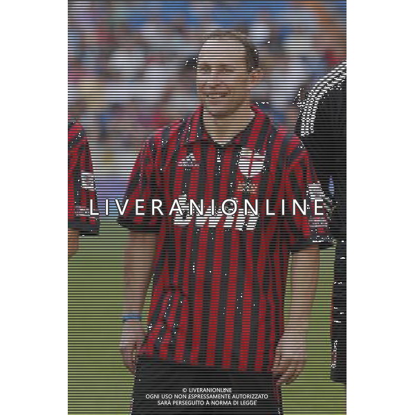 Madrid (30/05/10).- Estadio Santiago Bernabeu. Corazon Classic Match 2010 Real Madrid Veteranos 4- Milan Glorie 3 Jean Pierre Papin. Photo: Alex Cid-Fuentes/ ALFAQUI ©AG . ALDO LIVERANI SAS ONLY ITALY