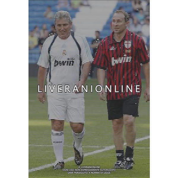Madrid (30/05/10).- Estadio Santiago Bernabeu. Corazon Classic Match 2010 Real Madrid Veteranos 4- Milan Glorie 3 Carlos Alonso Santillana y Jean Pierre Papin. Photo: Alex Cid-Fuentes/ ALFAQUI ©AG . ALDO LIVERANI SAS ONLY ITALY