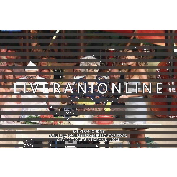TRASMISSIONE TV: \' STIAMO TUTTI BENE\' nella foto: ROSALIA PORCARO - BELEN RODRIGUEZ foto Antonio Sorano - Ag. Aldo Liverani sas