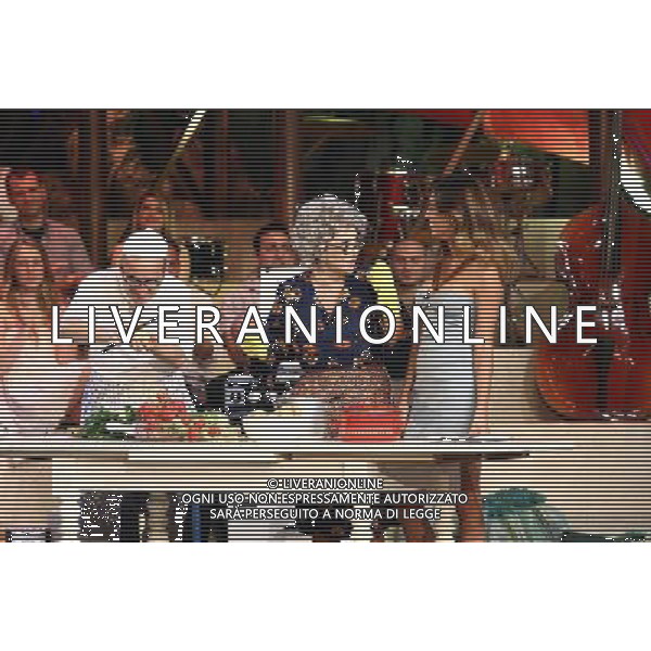 TRASMISSIONE TV: \' STIAMO TUTTI BENE\' nella foto: ROSALIA PORCARO - BELEN RODRIGUEZ foto Antonio Sorano - Ag. Aldo Liverani sas