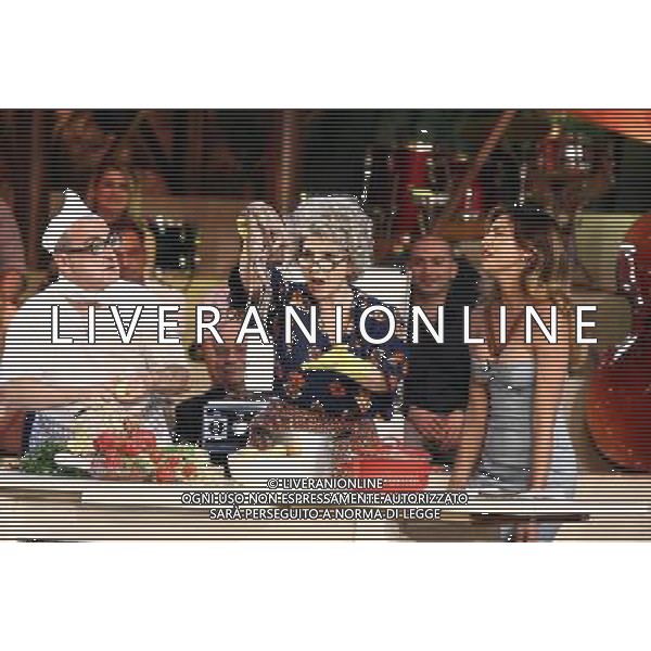 TRASMISSIONE TV: \' STIAMO TUTTI BENE\' nella foto: ROSALIA PORCARO - BELEN RODRIGUEZ foto Antonio Sorano - Ag. Aldo Liverani sas
