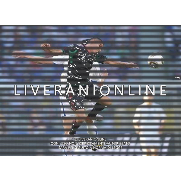 (100604) -- BRUSSELS, June 4,2010 () -- Carlos Salcido (front) of Mexico vies with Italian player during their international friendly soccer match in Brussels, capital of Belgium, June 3, 2010. Mexico won 2-1. (/Wu Wei)(wll) - Xinhua/Photoshot - Ag. Aldo Liverani sas ITALY ONLY AMICHEVOLE CALCIO ITALIA vs MESSICO A BRUXELLES