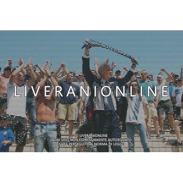 BERGAMO05/06/2010 PRESENTAZIONE DEL NUOVO PRESIDENTE ATALANTA CALCIO ANTONIO PERCASSI NELLA FOTO ANTONIO PERCASSI PRESIDENTE ATALANTA CALCIO SALUTA I TIFOSI E IL CAPO DELLA CURVA GALIMBERTI AG ALDO LIVERANI