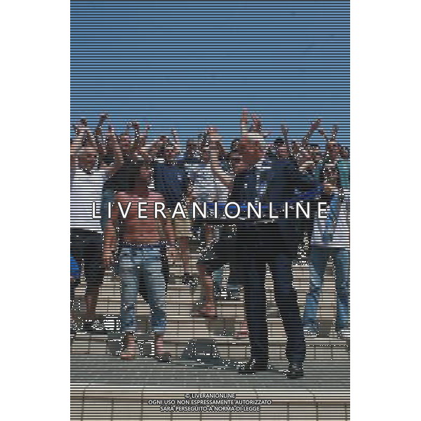 BERGAMO05/06/2010 PRESENTAZIONE DEL NUOVO PRESIDENTE ATALANTA CALCIO ANTONIO PERCASSI NELLA FOTO ANTONIO PERCASSI PRESIDENTE ATALANTA CALCIO SALUTA I TIFOSI E IL CAPO DELLA CURVA GALIMBERTI AG ALDO LIVERANI