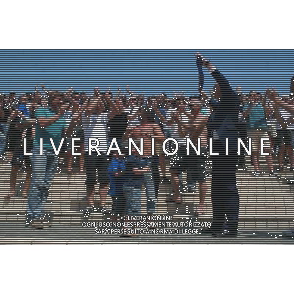 BERGAMO05/06/2010 PRESENTAZIONE DEL NUOVO PRESIDENTE ATALANTA CALCIO ANTONIO PERCASSI NELLA FOTO ANTONIO PERCASSI PRESIDENTE ATALANTA CALCIO SALUTA I TIFOSI AG ALDO LIVERANI