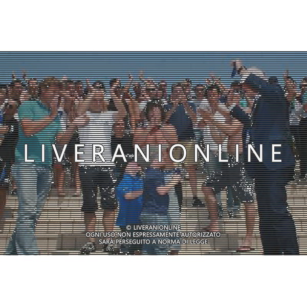 BERGAMO05/06/2010 PRESENTAZIONE DEL NUOVO PRESIDENTE ATALANTA CALCIO ANTONIO PERCASSI NELLA FOTO ANTONIO PERCASSI PRESIDENTE ATALANTA CALCIO SALUTA I TIFOSI AG ALDO LIVERANI