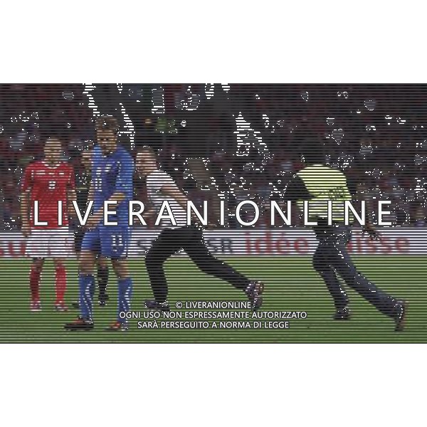 Svizzera - Italia Amichevole Nazionale Pre-mondiale a Ginevra 05/06/2010 nella foto invasione di campo di un tifoso ©Luzzani/Agenzia Aldo Liverani Sas