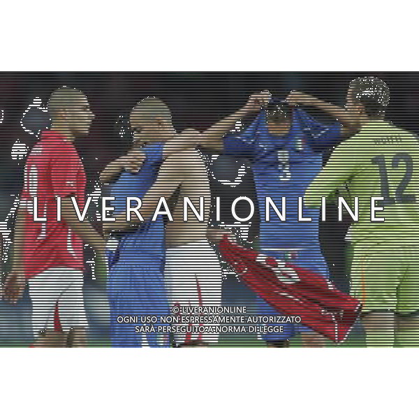 Svizzera - Italia Amichevole Nazionale Pre-mondiale a Ginevra 05/06/2010 nella foto abbraccio tra antonio di natale e inler a fine partita ©Luzzani/Agenzia Aldo Liverani Sas