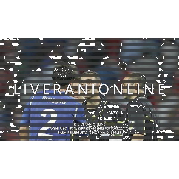 Svizzera - Italia Amichevole Nazionale Pre-mondiale a Ginevra 05/06/2010 nella foto christian maggio con l\'arbitro piccirillo herve\' a fine gara ©Luzzani/Agenzia Aldo Liverani Sas