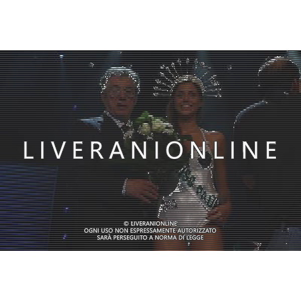 ELEZIONE MISS PADANIA 2010 VINCITRICE ELISA MIGLIORATI MILANO - TEATRO ARCIMBOLDI nella foto: ELISA MIGLIORATI con UMBERTO BOSSI FOTO ANTONIO SORANO - AG. ALDO LIVERANI SAS