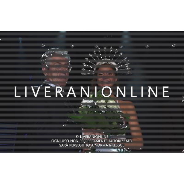 ELEZIONE MISS PADANIA 2010 VINCITRICE ELISA MIGLIORATI MILANO - TEATRO ARCIMBOLDI nella foto: ELISA MIGLIORATI con UMBERTO BOSSI FOTO ANTONIO SORANO - AG. ALDO LIVERANI SAS