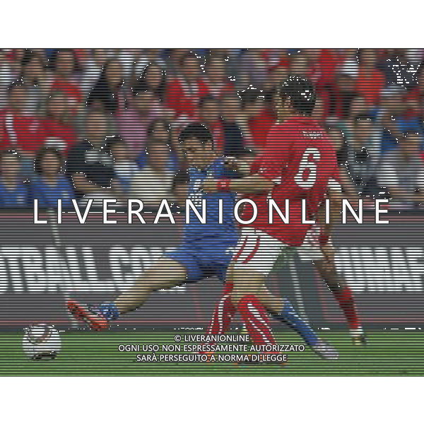 Ginevra (CH) 05-06-2010 Amichevole pre mondiali svizzera-italia 1:1 nella foto andrea cossu e benjamin huggel ph marco luzzani/ag aldo liverani s.a.s.