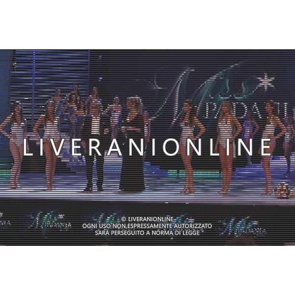 ELEZIONE MISS PADANIA 2010 VINCITRICE ELISA MIGLIORATI MILANO - TEATRO ARCIMBOLDI nella foto: MARCO BALESTRI CON LE 6 FINALISTE PRIMA DELLA PROCLAMAZIONE FOTO ANTONIO SORANO - AG. ALDO LIVERANI SAS