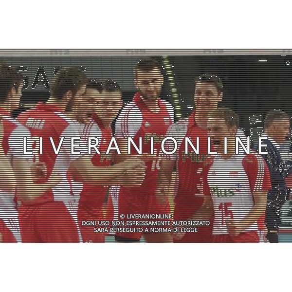 STOCCARDAWorld League 2010, VOLLEY BALL, GERMANIA - POLONIA NELLAFOTO: OD LEWEJ MATEUSZ MIKA , LUKASZ ZYGADLO , PATRYK CZARNOWSKI , MARCIN MOZDZONEK , PIOTR GRUSZKA , PIOTR GACEK (POL) MOBILIZACJA PRZED MECZEM FOTO JAKUB PIASECKI / CYFRASPORT /NEWSPIX.PL AGALDOLIVERANI ONLYITALY 