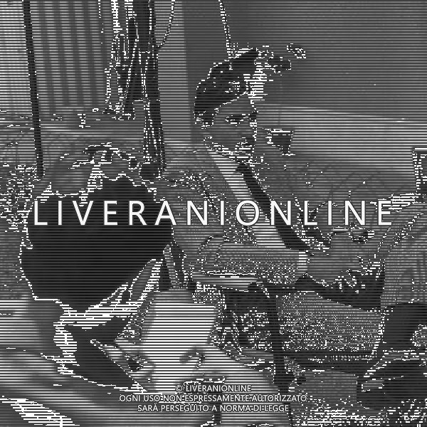 GIORNALISTA ANNI \'50 CON TACCUINO INTERVISTA WALTER CHIARI © ARCHIVIO GIOVANNI LIVERANI - AG. ALDO LIVERANI SAS
