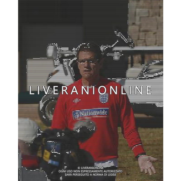 England Manager, Fabio Capello argues with photographers as they take pictures through the treatment room window, England Open training session, FIFA World Cup 2010, Royal Bafokeng Sports Campus, Rustenburg, South Africa, Date 09062010 Picture by Marc Atkins Mobile +27 8200 97621 (IPS PHOTO AGENCY) /Agenzia Aldo Liverani Sas - ITALY ONLY - ALLENAMENTO PRE-MONDIALI DELLA NAZIONALE DELL\'INGHILTERRA NEL RITIRO DI RUSTENBURG IN SUD AFRICA 09/05/2010