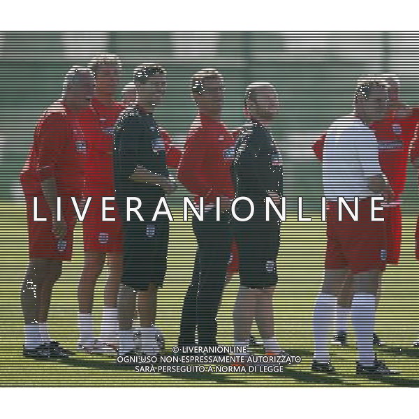 Fabio Capello, Steven Gerrard \' Wayne Rooney look on with the coaching staff as one or two players arrive late for training, England Open training session, FIFA World Cup 2010, Royal Bafokeng Sports Campus, Rustenburg, South Africa, Date 09062010 Picture by Marc Atkins Mobile +27 8200 97621 (IPS PHOTO AGENCY) /Agenzia Aldo Liverani Sas - ITALY ONLY - ALLENAMENTO PRE-MONDIALI DELLA NAZIONALE DELL\'INGHILTERRA NEL RITIRO DI RUSTENBURG IN SUD AFRICA 09/05/2010