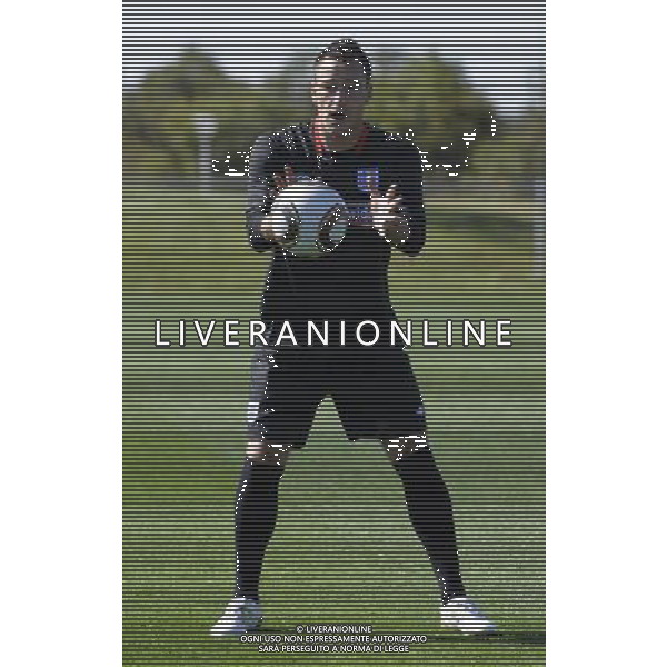 John Terry controls the ball during training, England Open training session, FIFA World Cup 2010, Royal Bafokeng Sports Campus, Rustenburg, South Africa, Date 09062010 Picture by Marc Atkins Mobile +27 8200 97621 (IPS PHOTO AGENCY) /Agenzia Aldo Liverani Sas - ITALY ONLY - ALLENAMENTO PRE-MONDIALI DELLA NAZIONALE DELL\'INGHILTERRA NEL RITIRO DI RUSTENBURG IN SUD AFRICA 09/05/2010