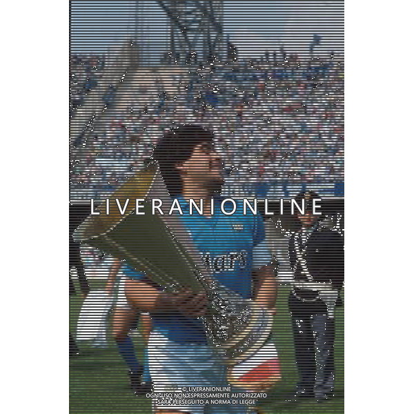 NAPOLI CALCIO NELLA FOTO DIEGO ARMANDO MARADONA CON LA COPPA UEFA AGENZIA ALDO LIVERANI