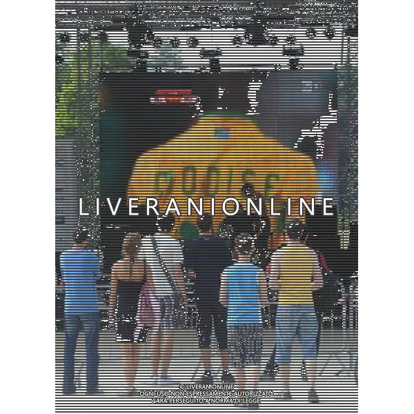 MILANO 11/6/2010 MAXISCHERMO IN PIAZZA DEL CANNONE PER SEGUIRE LA PARTITA D\' ESORDIO DEI MONDIALI DI CALCIO IN SUD AFRICA: -SUD AFRICA-MESSICO- FOTO ROMANO/AG ALDO LIVERANI