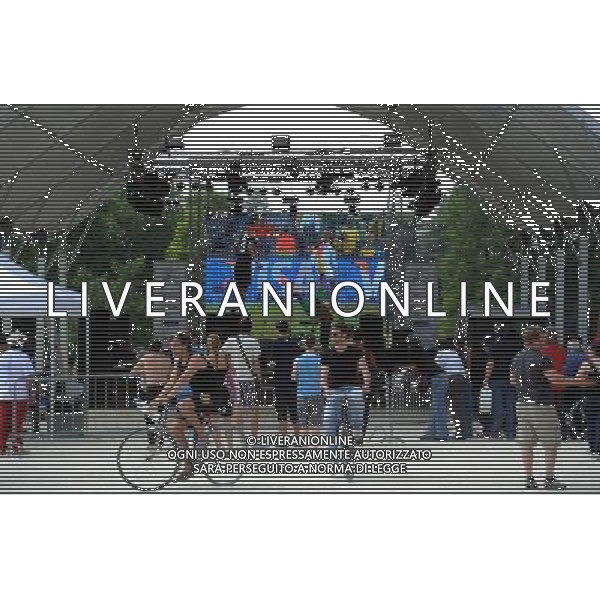 MILANO 11/6/2010 MAXISCHERMO IN PIAZZA DEL CANNONE PER SEGUIRE LA PARTITA D\' ESORDIO DEI MONDIALI DI CALCIO IN SUD AFRICA: -SUD AFRICA-MESSICO- FOTO ROMANO/AG ALDO LIVERANI