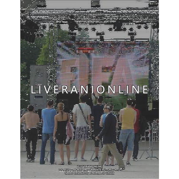 MILANO 11/6/2010 MAXISCHERMO IN PIAZZA DEL CANNONE PER SEGUIRE LA PARTITA D\' ESORDIO DEI MONDIALI DI CALCIO IN SUD AFRICA: -SUD AFRICA-MESSICO- FOTO ROMANO/AG ALDO LIVERANI