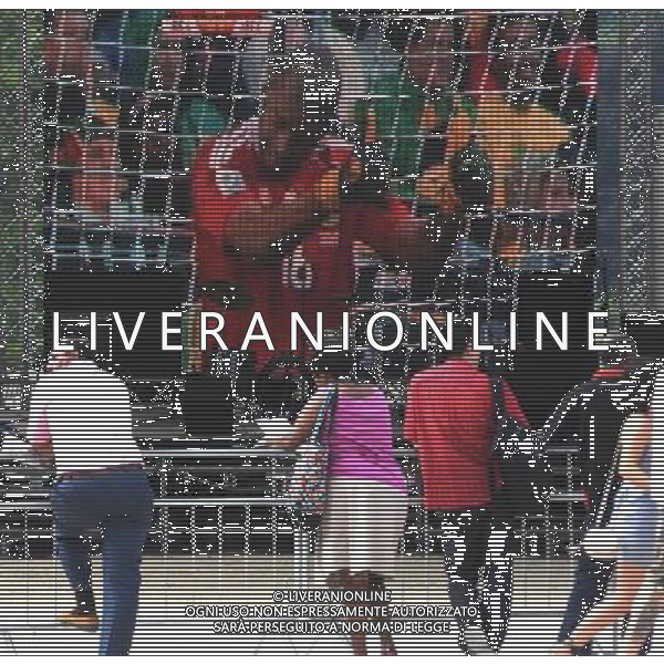 MILANO 11/6/2010 MAXISCHERMO IN PIAZZA DEL CANNONE PER SEGUIRE LA PARTITA D\' ESORDIO DEI MONDIALI DI CALCIO IN SUD AFRICA: -SUD AFRICA-MESSICO- FOTO ROMANO/AG ALDO LIVERANI