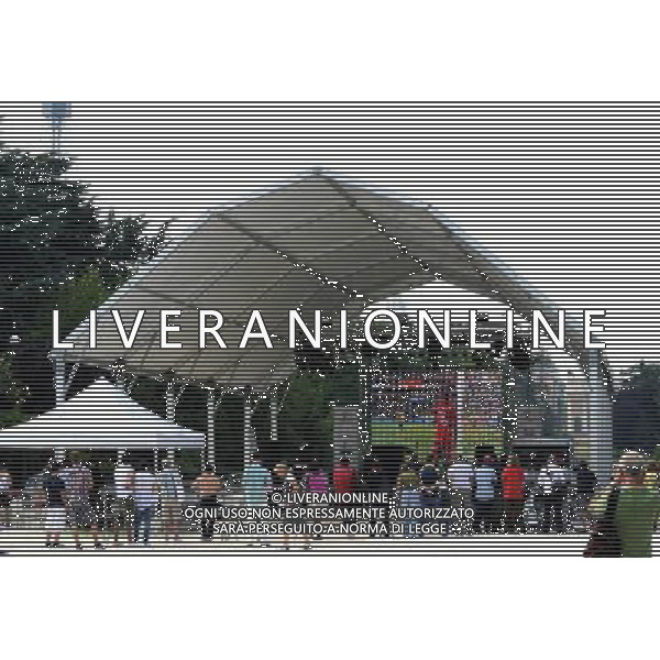 MILANO 11/6/2010 MAXISCHERMO IN PIAZZA DEL CANNONE PER SEGUIRE LA PARTITA D\' ESORDIO DEI MONDIALI DI CALCIO IN SUD AFRICA: -SUD AFRICA-MESSICO- FOTO ROMANO/AG ALDO LIVERANI