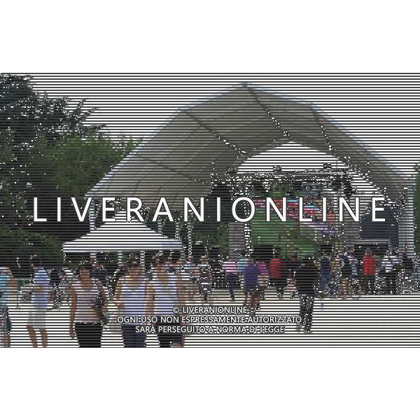 MILANO 11/6/2010 MAXISCHERMO IN PIAZZA DEL CANNONE PER SEGUIRE LA PARTITA D\' ESORDIO DEI MONDIALI DI CALCIO IN SUD AFRICA: -SUD AFRICA-MESSICO- FOTO ROMANO/AG ALDO LIVERANI