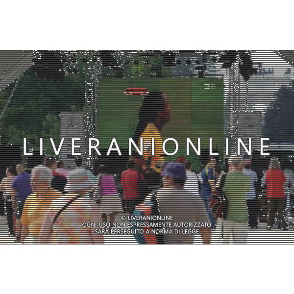 MILANO 11/6/2010 MAXISCHERMO IN PIAZZA DEL CANNONE PER SEGUIRE LA PARTITA D\' ESORDIO DEI MONDIALI DI CALCIO IN SUD AFRICA: -SUD AFRICA-MESSICO- FOTO ROMANO/AG ALDO LIVERANI