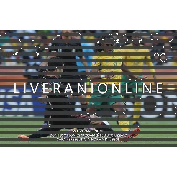 Fifa World Cup Sud Africa 2010 Match #1 Johannesburg (Soccer City Stadium) - 11.06.2010 Sud Africa-Messico Nella Foto:tshabalala-marquez /Ph.Vitez-Ag. Aldo Liverani