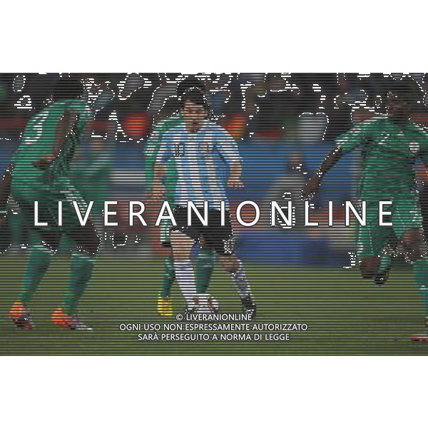 12/06/2010 CAMPIONATO DEL MONDO SUD AFRICA 2010 GARA 3 ARGENTINA-NIGERIA NELLA FOTO Taye TAIWO- Joseph YOBO -Lionel MESSI AG FIROFOTO-AG ALDOL IVERANI-ONLY ITALY