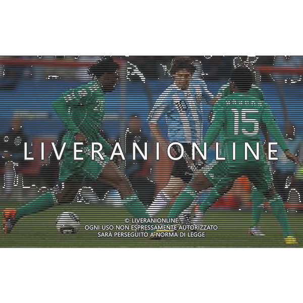 12/06/2010 CAMPIONATO DEL MONDO SUD AFRICA 2010 GARA 3 ARGENTINA-NIGERIA NELLA FOTO Dickson ETUHU- Lukman HARUNA-Lionel MESSI AG FIROFOTO-AG ALDOL IVERANI-ONLY ITALY