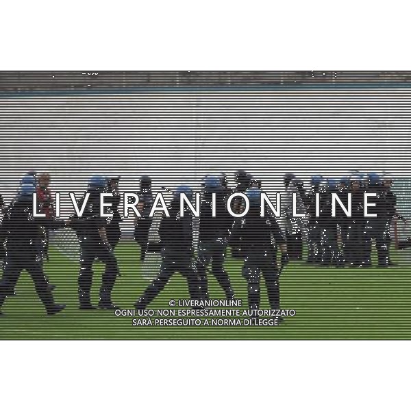 VARESE-CREMONESE PLAY-OFF DI RITORNO 13/06/2010 NELLA FOTO a fine partita le forze dell\'ordine per controllare i tifosi della cremonese FOTO MARCO LUZZANI-AG ALDO LIVERANI
