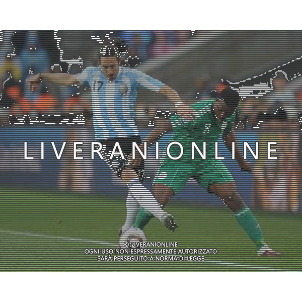 (100612) -- JOHANNESBURG, June 12, 2010 () -- Jonas Gutierrez of Argentina (L) fights for the ball with Yakubu Ayegbeni of Nigeria during their group B first round match at the 2010 FIFA World Cup at Ellis Park stadium in Johannesburg, South Africa, on June 12, 2010. (/Wang Yuguo) (xm) ©Photoshot/Agenzia Aldo Liverani Sas - ITALY ONLY - ARGENTINA- USA FIFA WORLD CUP CAMPIONATI MONDIALI SUD AFRICA 2010