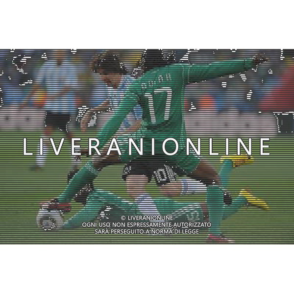 (100612) -- JOHANNESBURG, June 12, 2010 () -- Lionel Messi of Argentina (top, L) breaks through during a group B first round match against Nigeria at the 2010 FIFA World Cup at Ellis Park stadium in Johannesburg, South Africa, on June 12, 2010. (/Wang Yuguo) (xm) ©Photoshot/Agenzia Aldo Liverani Sas - ITALY ONLY - ARGENTINA- USA FIFA WORLD CUP CAMPIONATI MONDIALI SUD AFRICA 2010