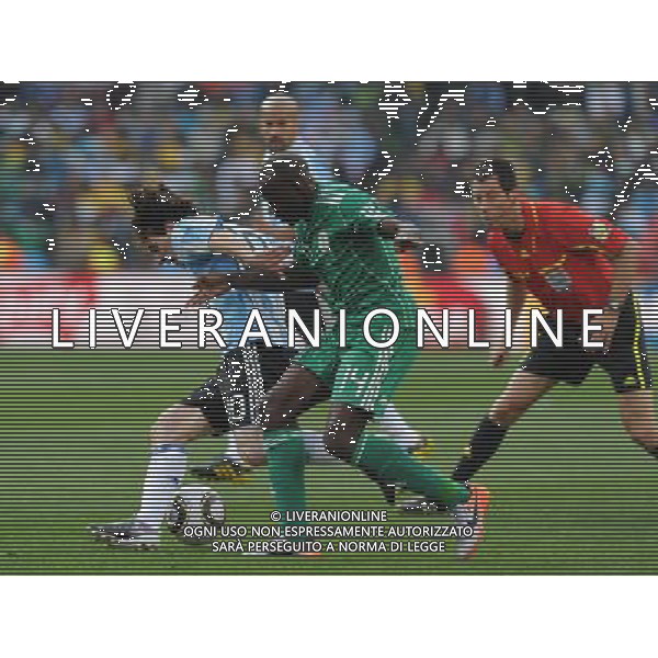 (100612) -- JOHANNESBURG, June 12, 2010 () -- Lionel Messi of Argentina (L) vies with Sani Kaita of Nigeria (C) during their group B first round match at the 2010 FIFA World Cup at Ellis Park stadium in Johannesburg, South Africa, on June 12, 2010. (/Wang Yuguo) (xm) ©Photoshot/Agenzia Aldo Liverani Sas - ITALY ONLY - ARGENTINA- USA FIFA WORLD CUP CAMPIONATI MONDIALI SUD AFRICA 2010