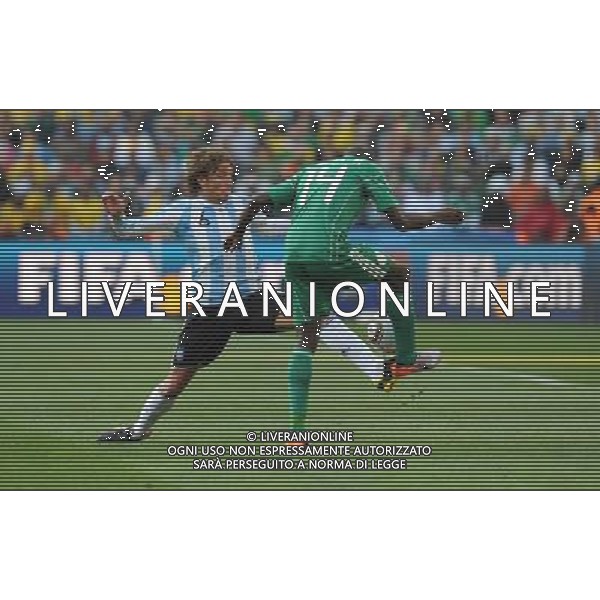 (100612) -- JOHANNESBURG, June 12, 2010 () -- Gabriel Heinze of Argentina (L) fights for the ball with Sani Kaita of Nigeria during their group B first round match at the 2010 FIFA World Cup at Ellis Park stadium in Johannesburg, South Africa, on June 12, 2010. (/Wang Yuguo) (xm) ©Photoshot/Agenzia Aldo Liverani Sas - ITALY ONLY - ARGENTINA- USA FIFA WORLD CUP CAMPIONATI MONDIALI SUD AFRICA 2010