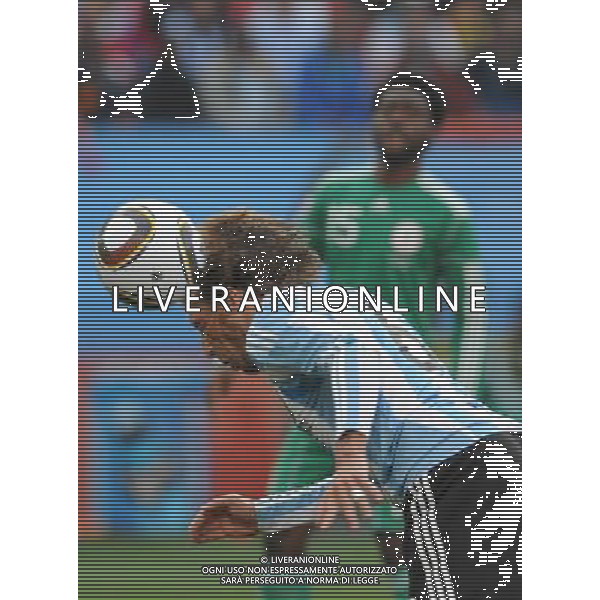 (100612) -- JOHANNESBURG, June 12, 2010 () -- Gabriel Heinze of Argentina heads the ball to score the opening goal during a group B first round match against Nigeria at the 2010 FIFA World Cup at Ellis Park stadium in Johannesburg, South Africa, on June 12, 2010. (/Wang Yuguo) (xm) ©Photoshot/Agenzia Aldo Liverani Sas - ITALY ONLY - ARGENTINA- USA FIFA WORLD CUP CAMPIONATI MONDIALI SUD AFRICA 2010