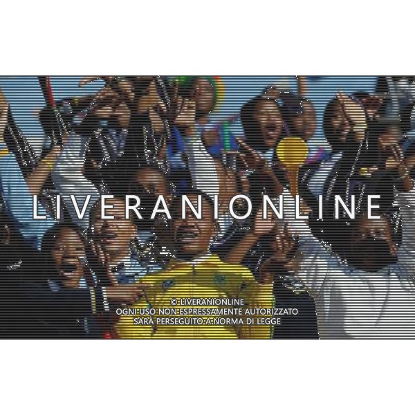 (100612) -- JOHANNESBURG, June 12, 2010 () -- South African fans jubilate to see Argentina\'s coach Maradona prior to a group B first round match between Argentina and Nigeria at the 2010 FIFA World Cup at Ellis Park stadium in Johannesburg, South Africa, on June 12, 2010. (/Wang Yuguo) (xm) ©Photoshot/Agenzia Aldo Liverani Sas - ITALY ONLY - ARGENTINA- USA FIFA WORLD CUP CAMPIONATI MONDIALI SUD AFRICA 2010