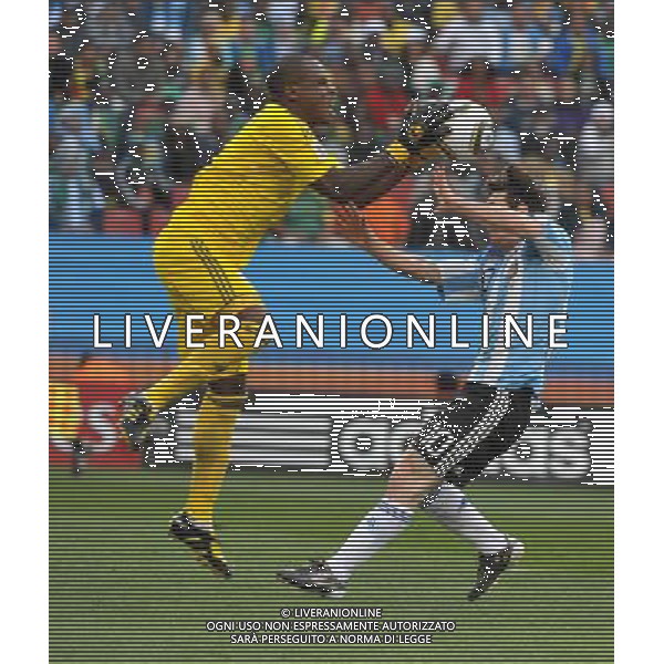 (100612) -- JOHANNESBURG, June 12, 2010 () -- Vincent Enyeama (L) of Nigeria makes a catch of the ball against Lionel Messi of Argentina during their group B first round match at the 2010 FIFA World Cup at Ellis Park stadium in Johannesburg, South Africa, on June 12, 2010. Argentina won 1-0. -(/Xu Suhui) (fym) ©Photoshot/Agenzia Aldo Liverani Sas - ITALY ONLY - ARGENTINA- USA FIFA WORLD CUP CAMPIONATI MONDIALI SUD AFRICA 2010